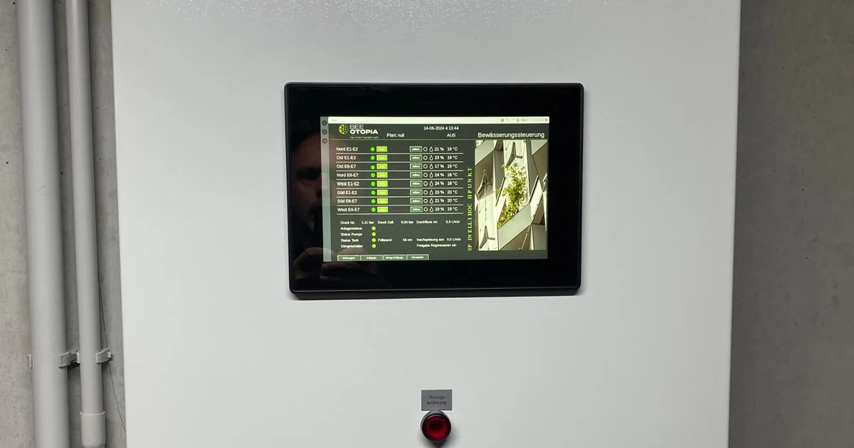 Schaltschrank des ClimAdaptive Control Hub mit Touch-Display, auf dem die Bewässerungssteuerung mit den einzelnen Zonen läuft